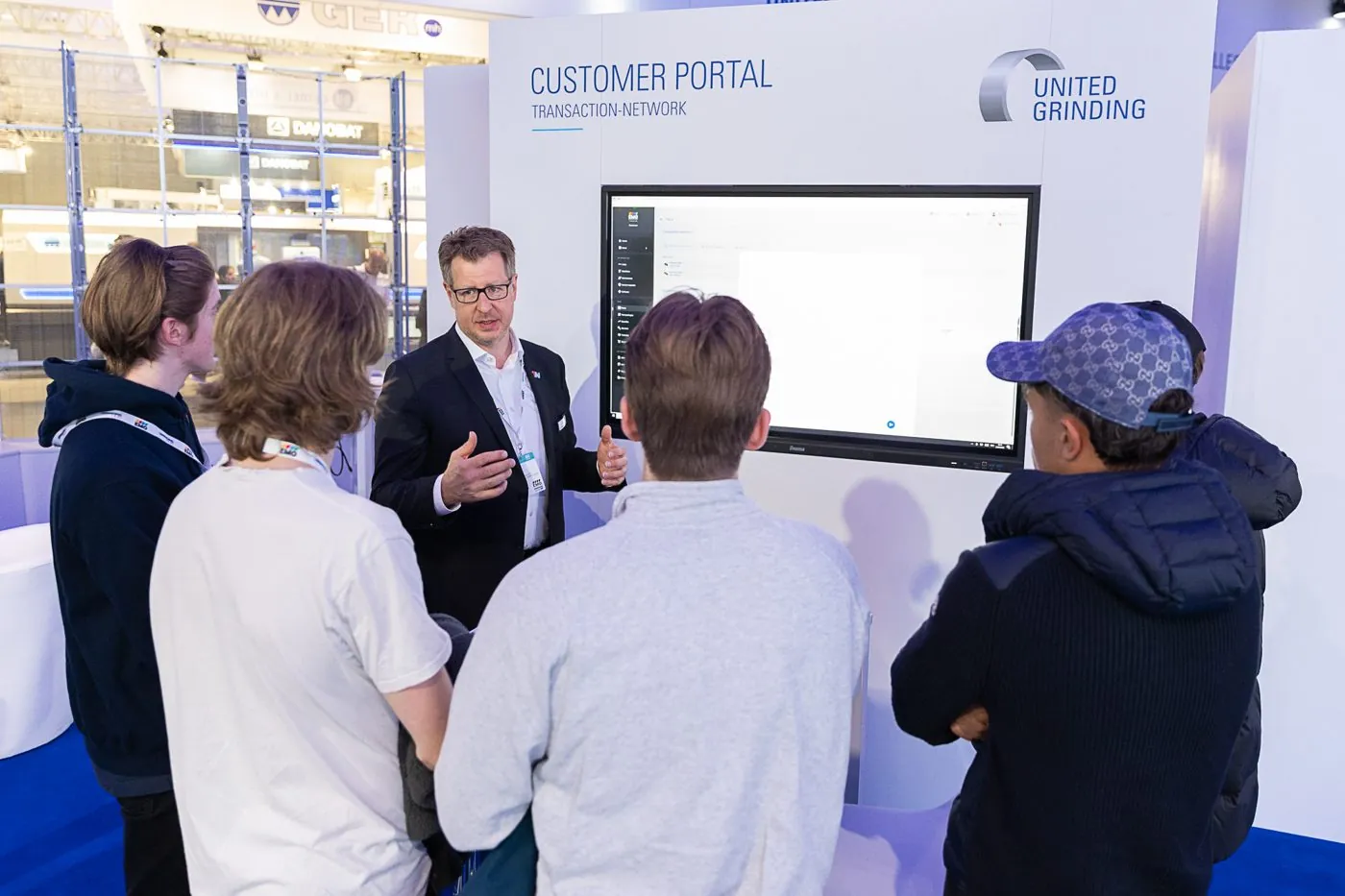 Gerd Bart erklärt Besuchern das Konto am Stand «Customer Portal» auf der EMO 2025