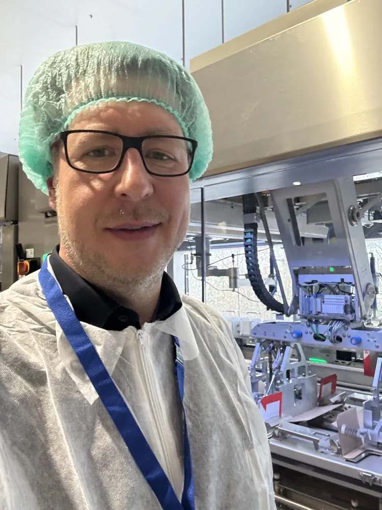 Gerd Bart mit Haarnetz in der Produktion eines Kunden