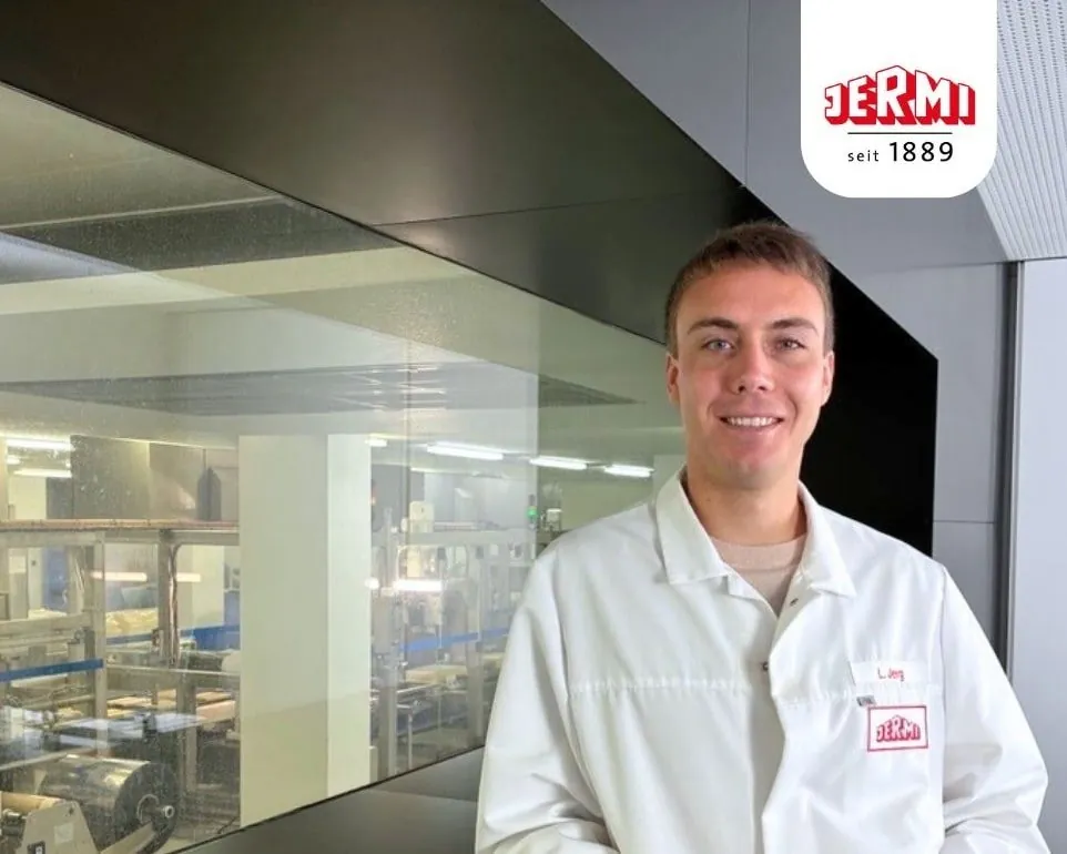Leon Jerg, Geschäftsleitung Jermi Käsewerk GmbH, vor der Produktion