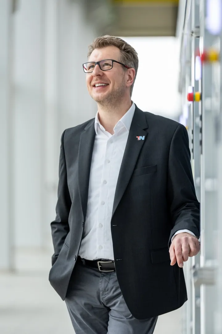 Gerd Bart in einer Produktionshalle