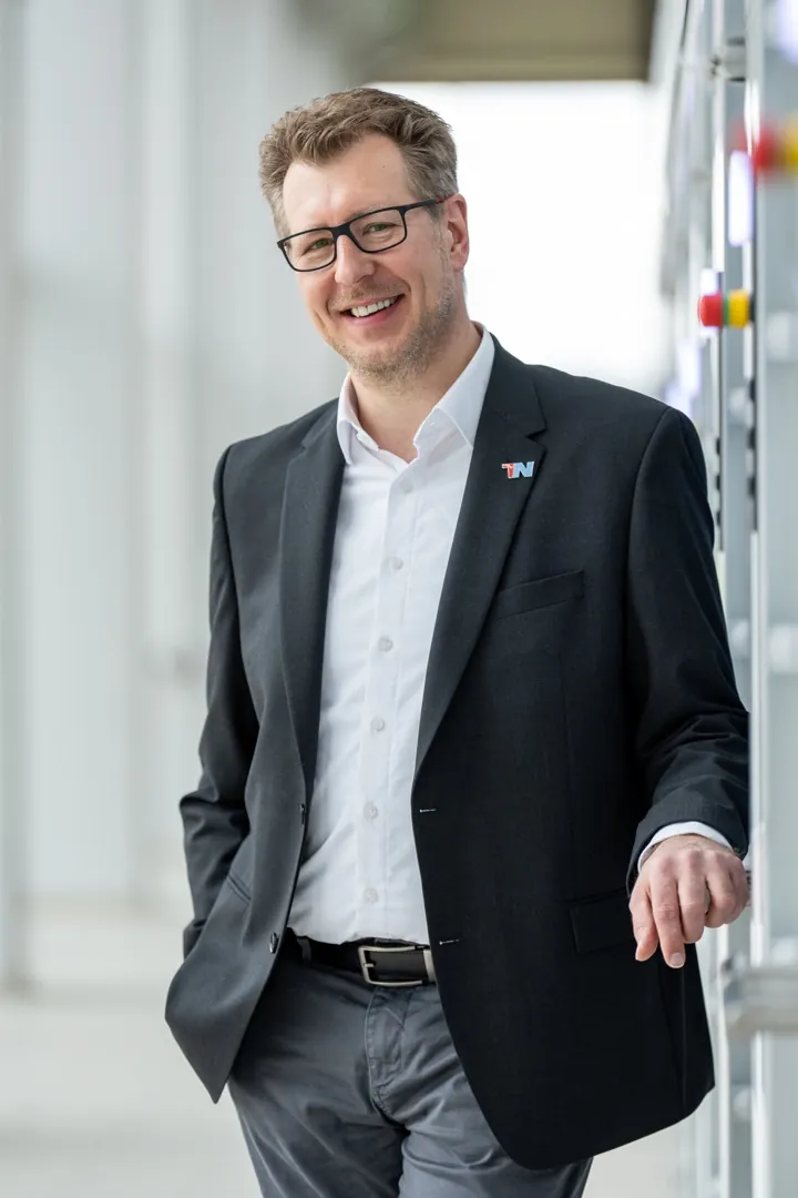 Gerd Bart, Gründer und Geschäftsführer von Transaction-Network, in einer Produktionshalle