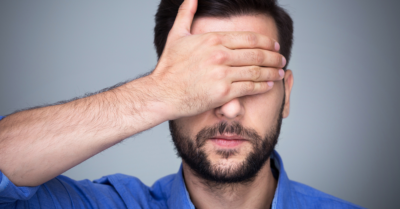 Mann-Augen-verdeckt-Blog-Digitalisierung wegschauen-Transaction-Network